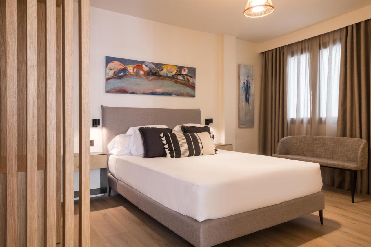 Puerta Catedral Suites Sevilla Bagian luar foto
